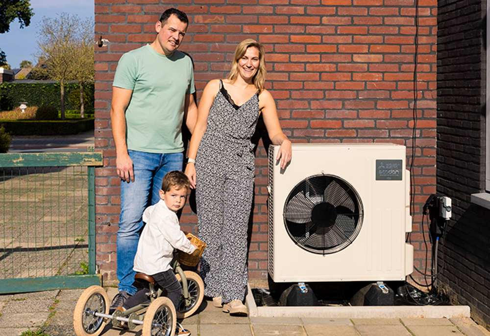 Gezin staat buiten bij hun warmtepomp