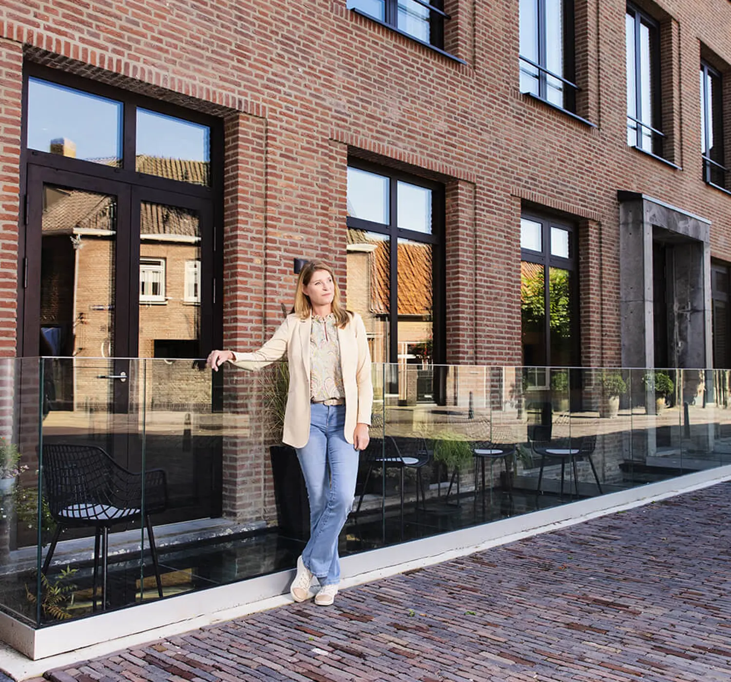 Vrouw poseert voor nieuwbouwwoning