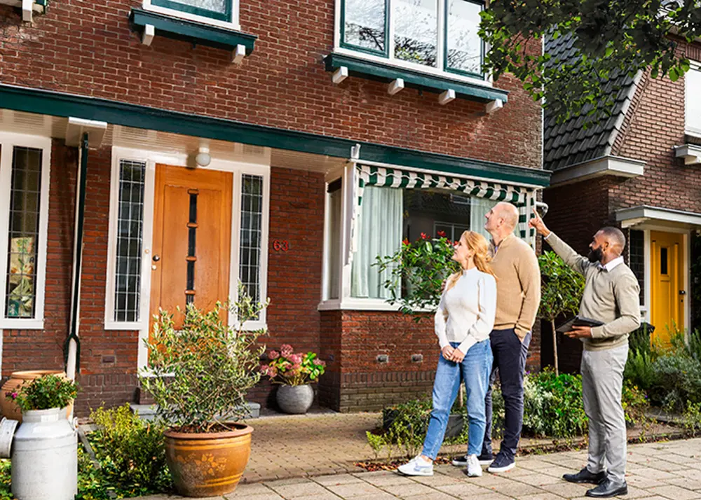 Energieadviseur legt eigenaren van woning iets uit over verduurzamen