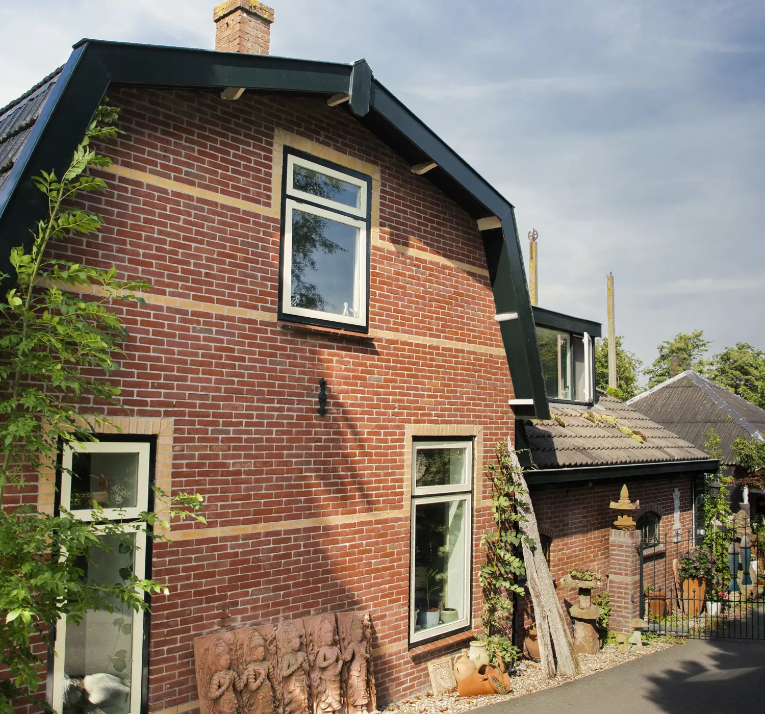 Een oud huis vanaf de zijkant gefotografeerd.