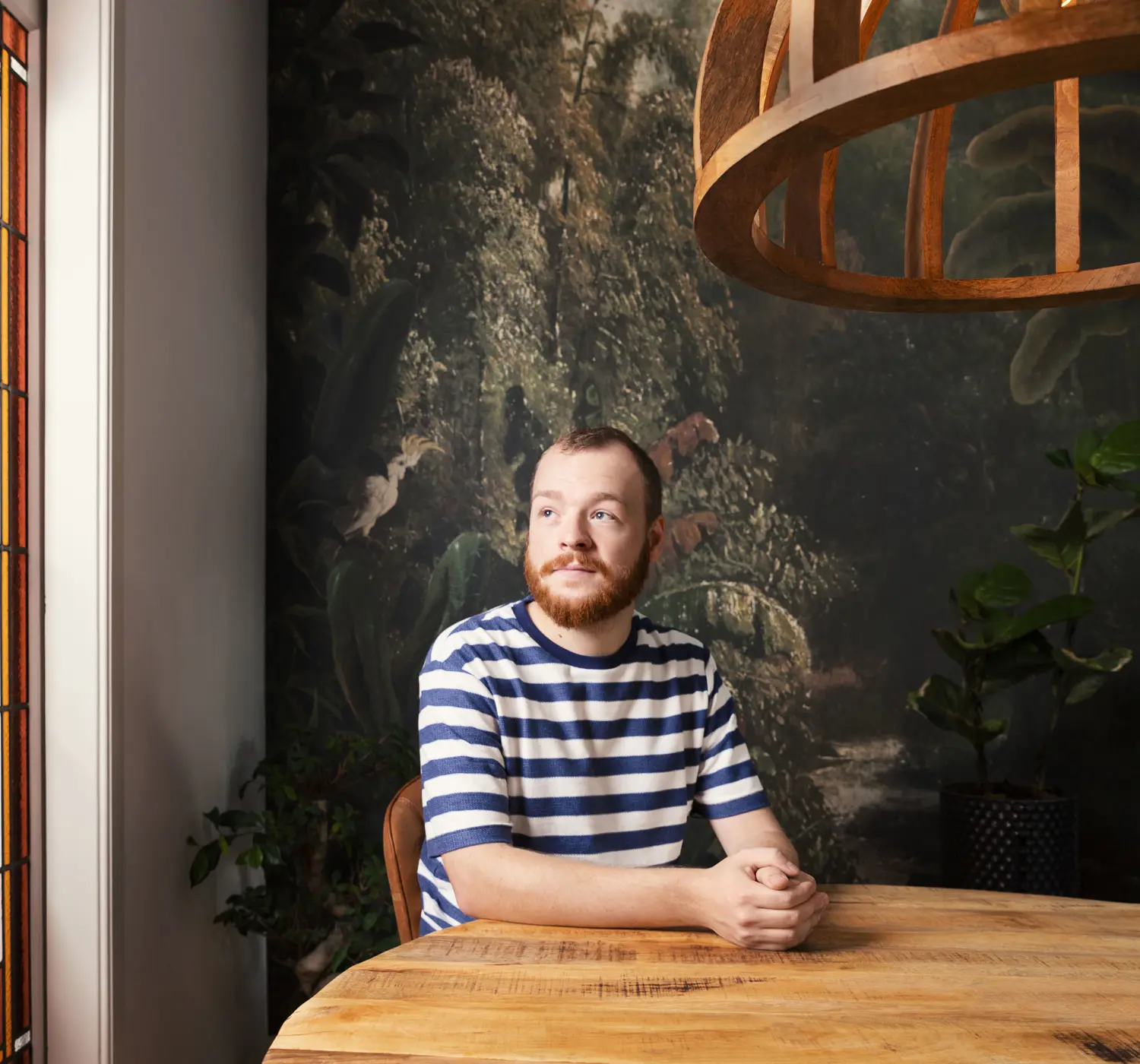 Man kijkt naar buiten vanaf de keukentafel