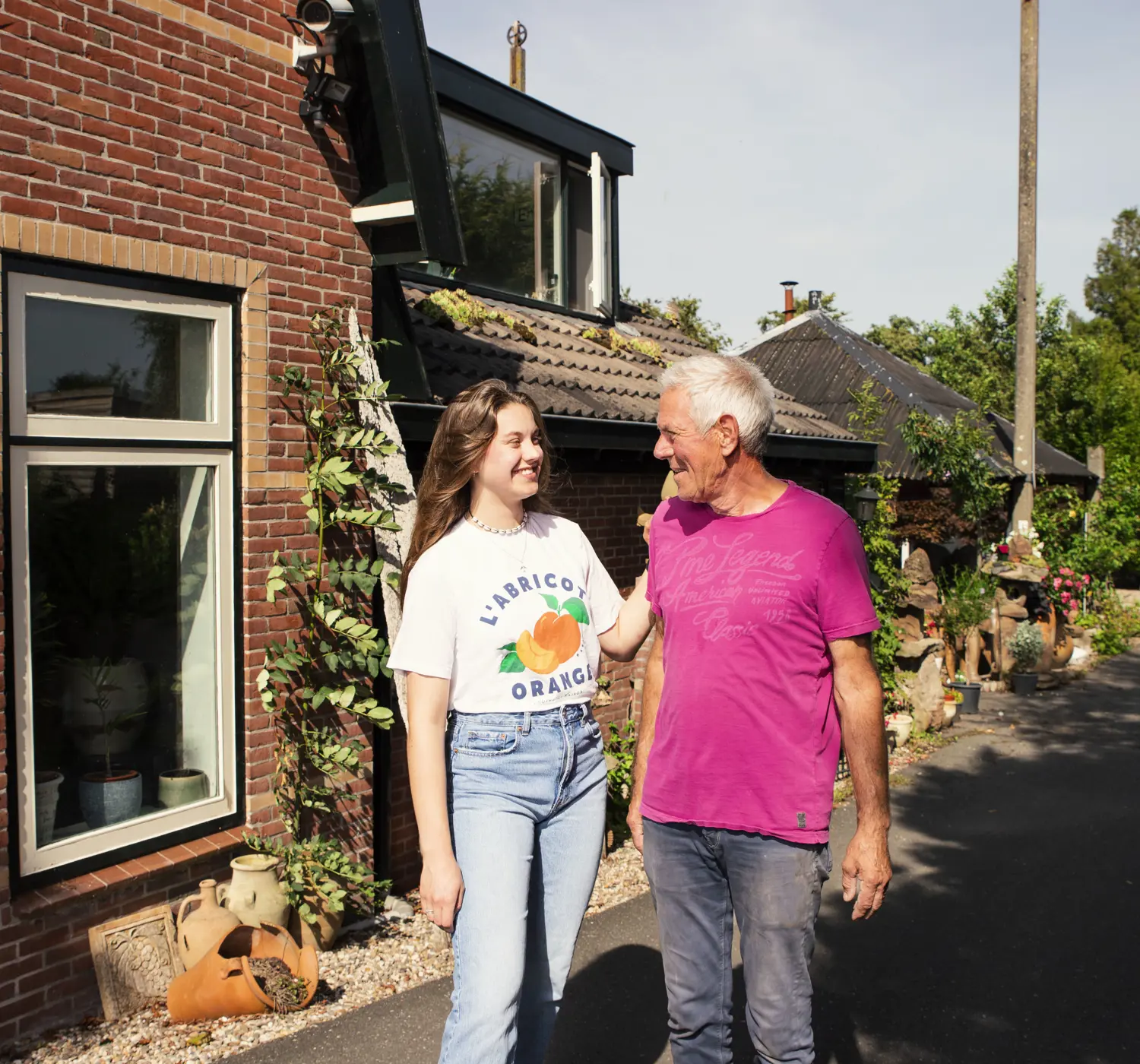 Vader en dochter lachend in de achtertuin