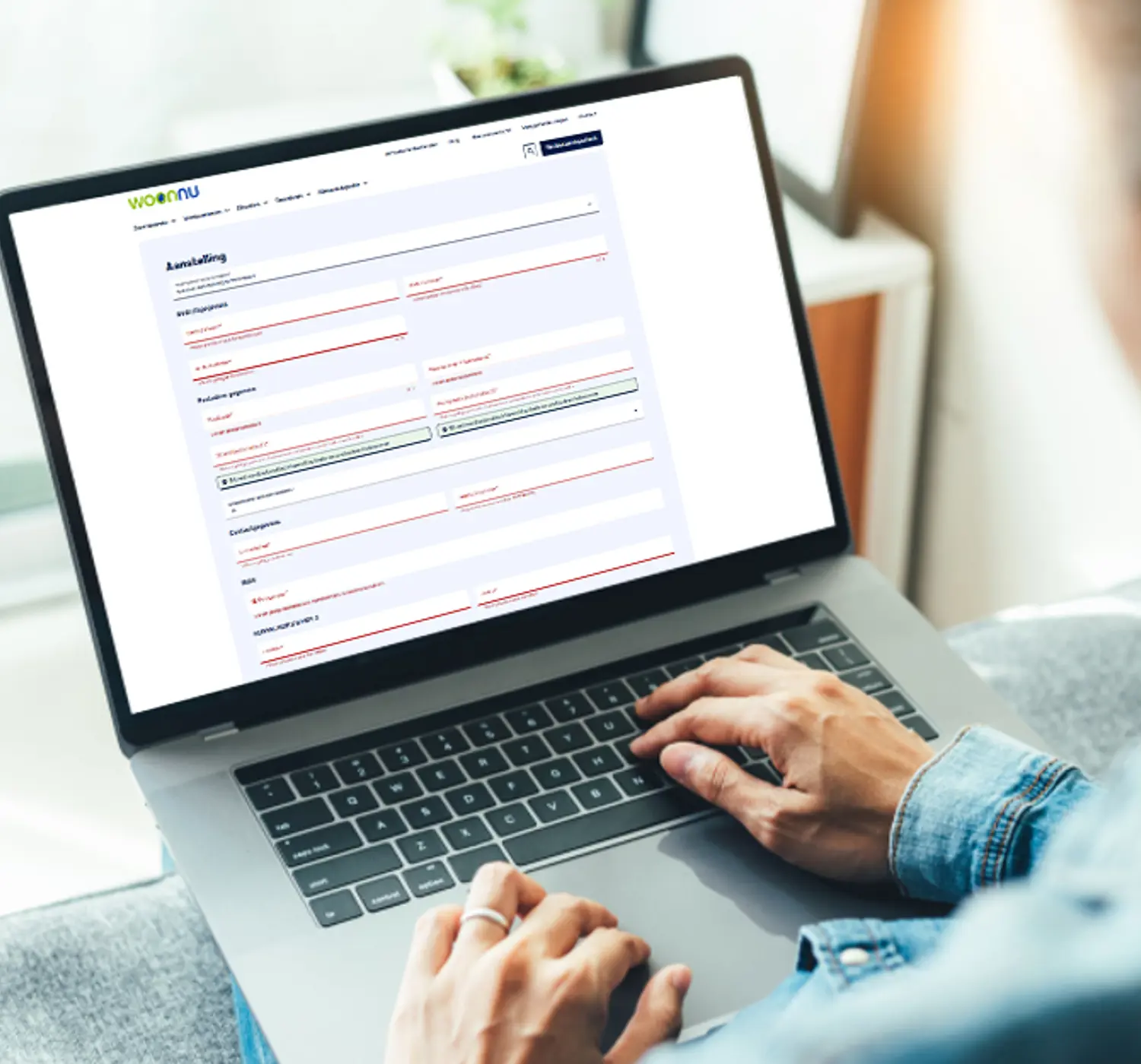 Computerscherm met contactformulier voor adviseurs geopend