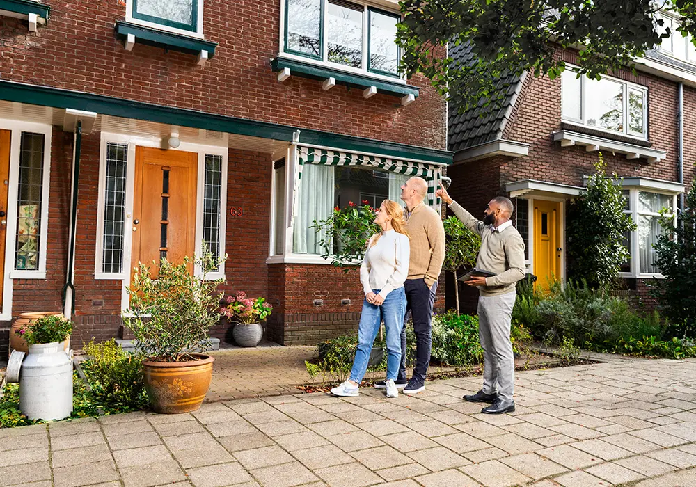 Energieadviseur legt eigenaren van woning iets uit over verduurzamen