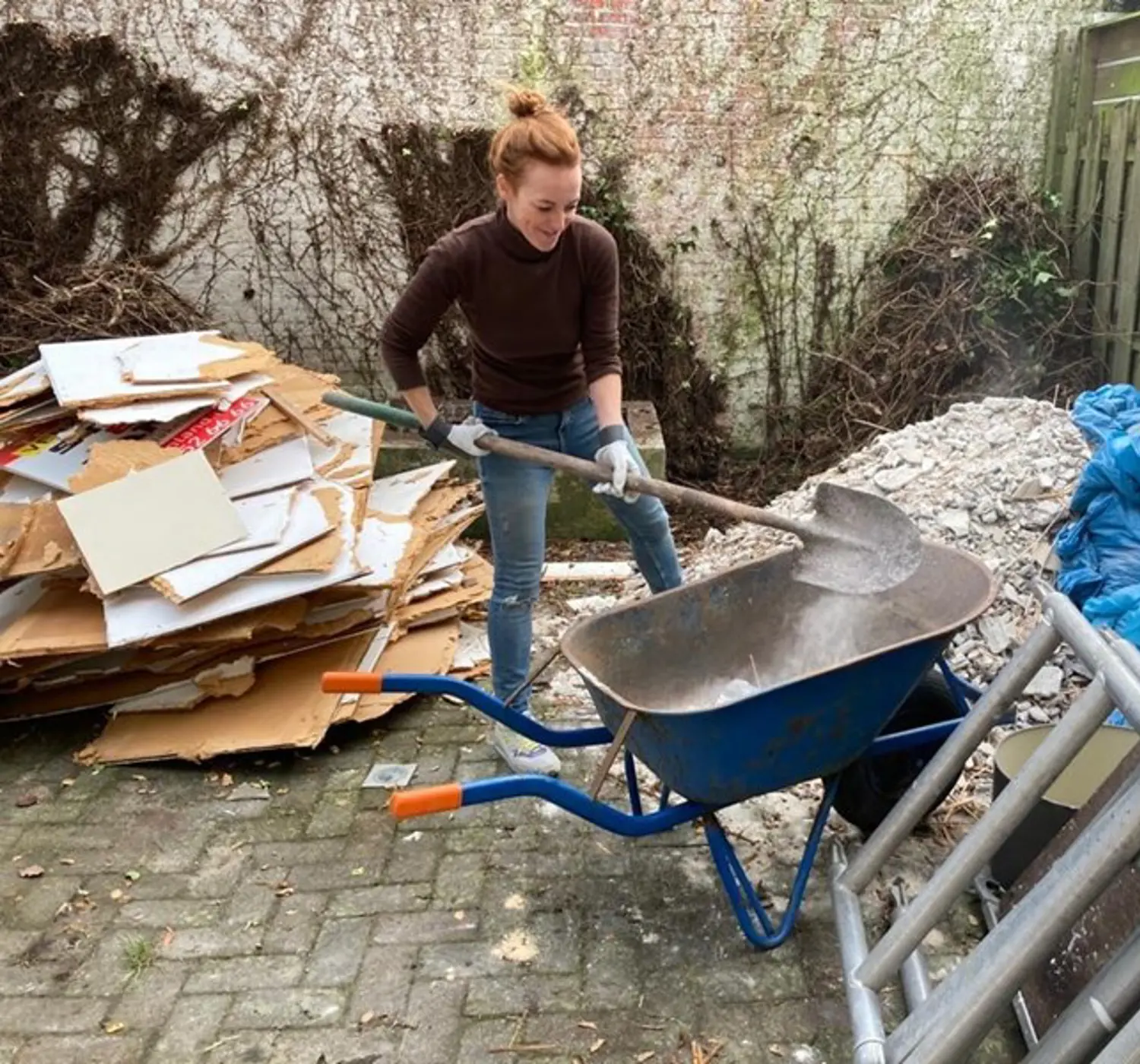 Claudia aan het klussen