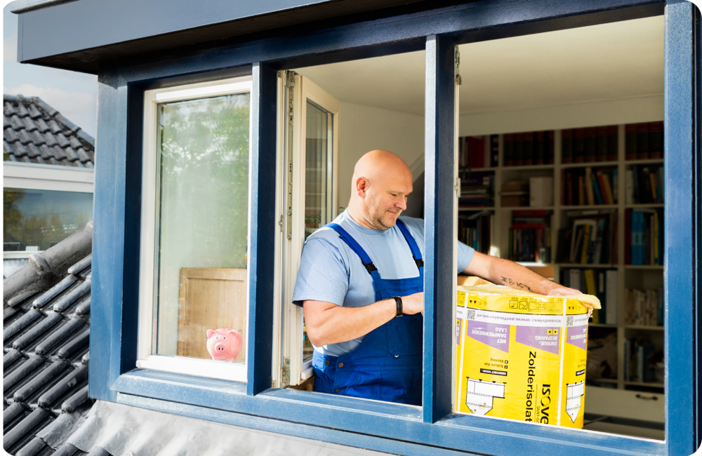 Istallateur van isolatie staat in een dakkapel met isolatiemateriaal.