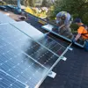 Zonnepanelen installeren op een dak.